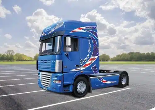 Italeri 3933 DAF XF105 ''Space America''