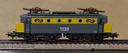 Marklin 3324 1100 'Botsneus' van de NS Geel Grijs