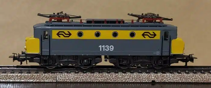 Marklin 3324 1100 'Botsneus' van de NS Geel Grijs