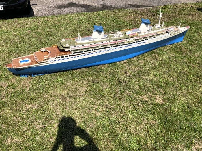 norway modelboot 3 meter lang, met motoren, cd speler, 2 graupner navy V40R. koelers.