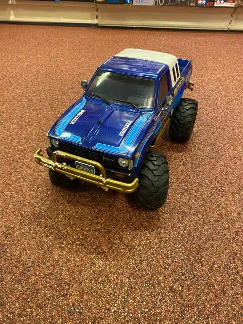 gebouwd Tamiya Toyota 4 x 4 Pick Up Bruser met motor en regelaar