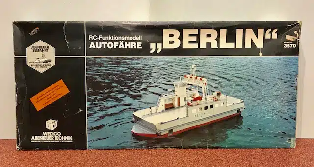Wedico 3570 BERLIN (RC-Funktionsmodell AUTOFAHRE) Heeft twee scheurtjes in de hoeken van de romp verder helemaal nieuw in doos
