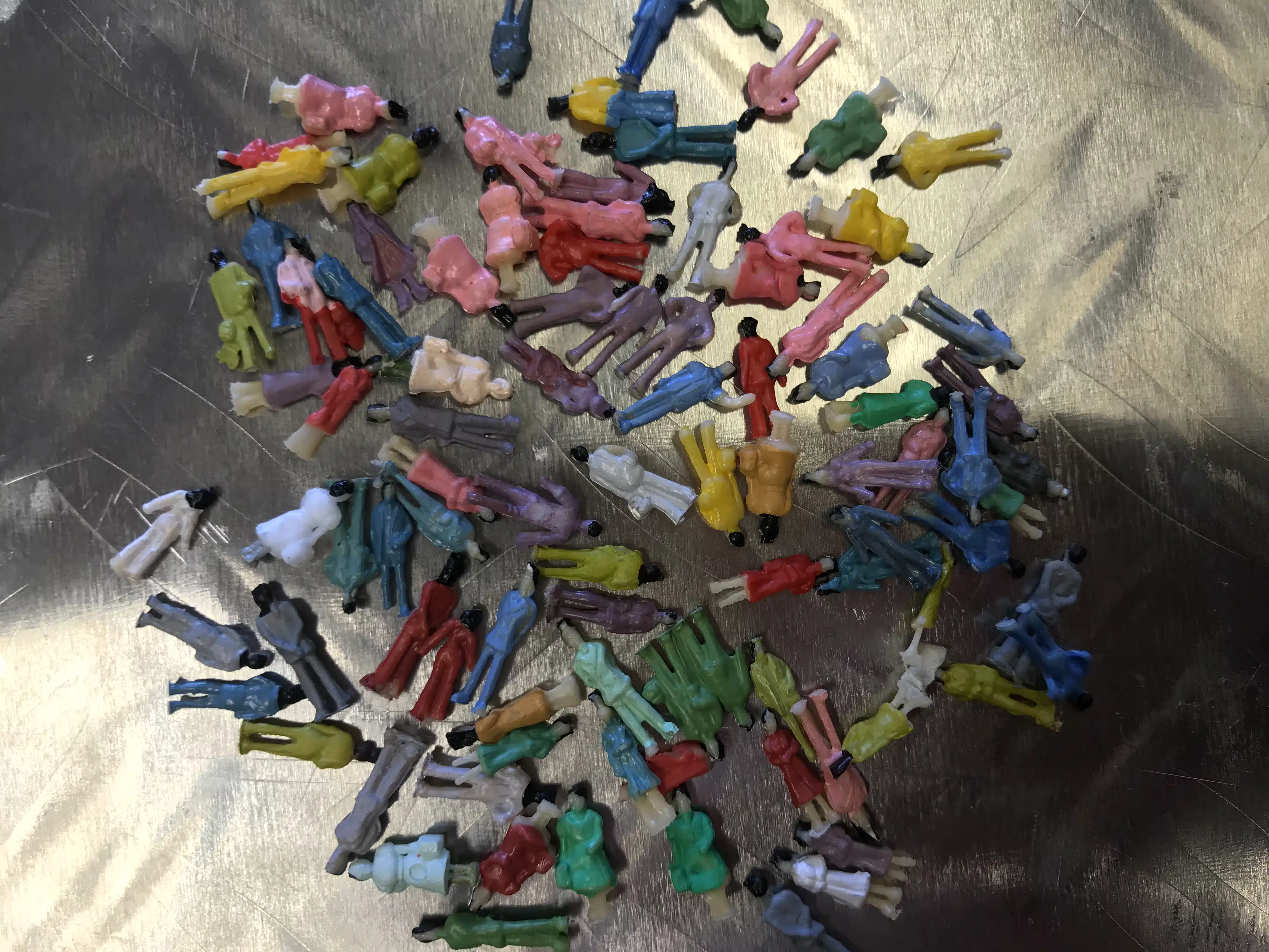 100 figuren geschilderd passagiers