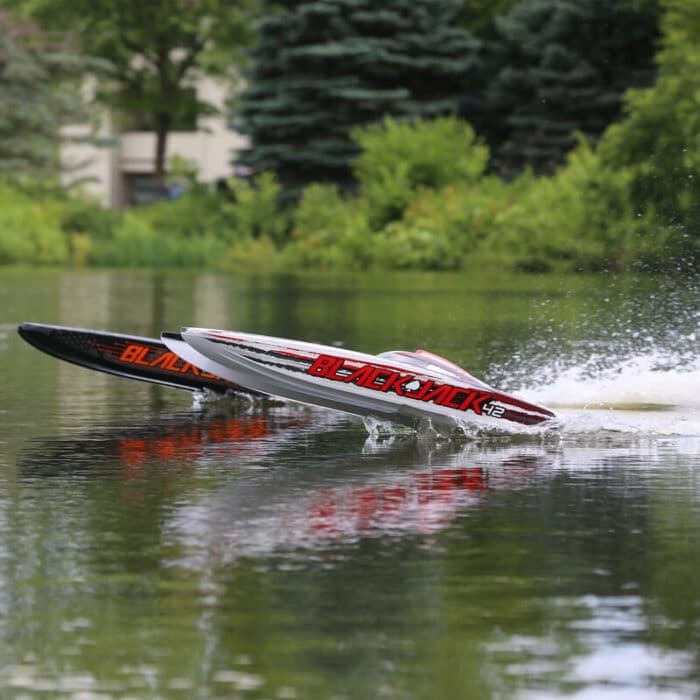 ProBoat Blackjack 42-inch brushless catamaran RTR 8S Wit/ Rood