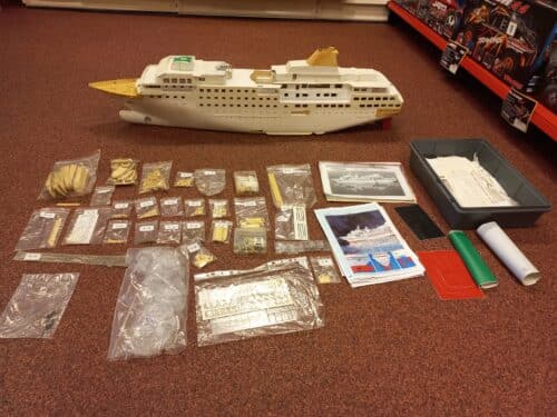 Deels gebouwde Robbe 1177 MS Hanseatic met alle toebehoren erbij