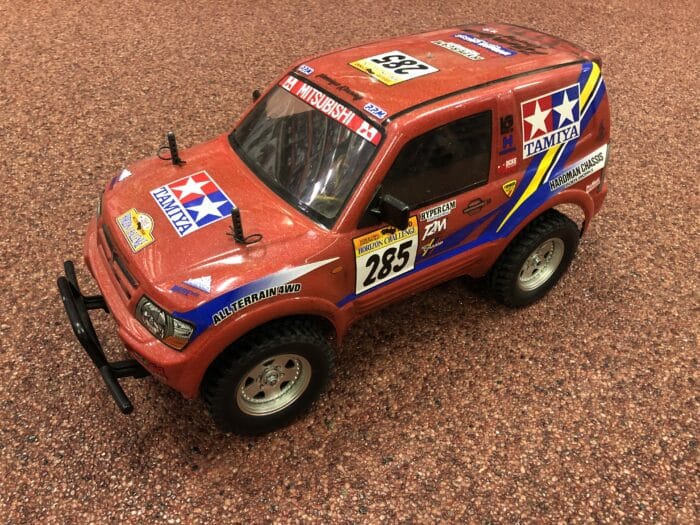 Gebouwd Tamiya 58602 Mitsubishi Pajero Rally Sport met motor en regelaar