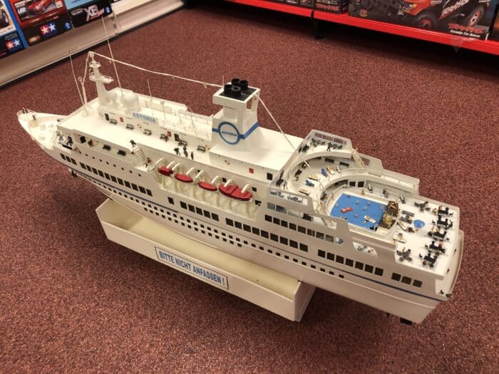 Gebruikt astoria cruise schip met motoren, stuurservo ontvanger, multinaut, stoomroker, zender en koffer met extra's