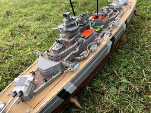 Gebruikt bismark model met motor en gfk romp, ca 90 cm lang
