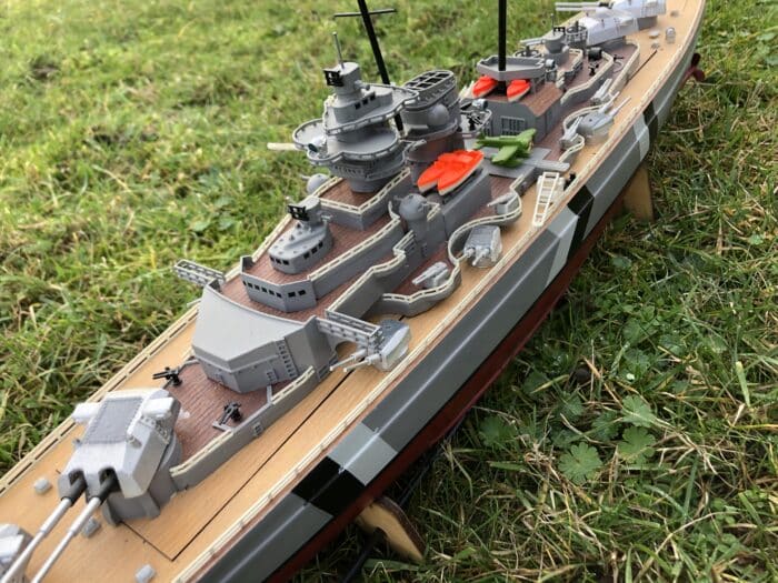 Gebruikt bismark model met motor en gfk romp, ca 90 cm lang