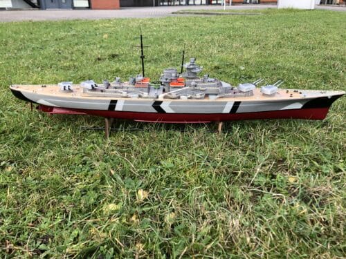 Gebruikt bismark model met motor en gfk romp, ca 90 cm lang