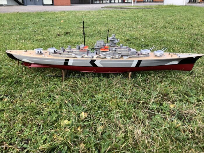 Gebruikt bismark model met motor en gfk romp, ca 90 cm lang