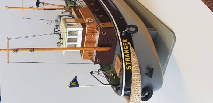 Gebruikt boot , met decaperen moter en regelaar, zonder accu en ontvanger