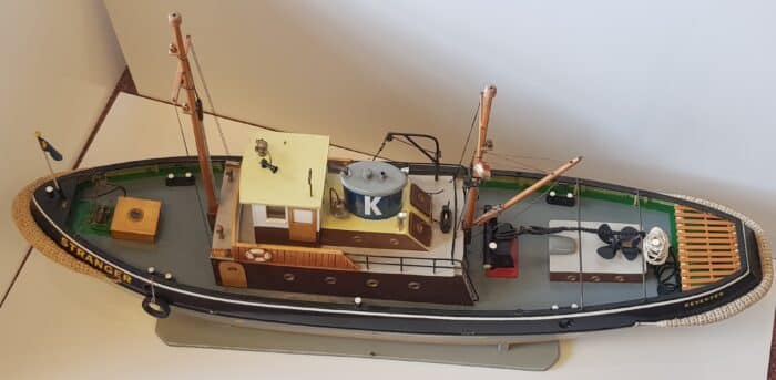 Gebruikt boot , met decaperen moter en regelaar, zonder accu en ontvanger