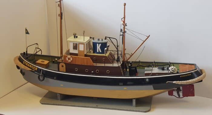 Gebruikt boot , met decaperen moter en regelaar, zonder accu en ontvanger