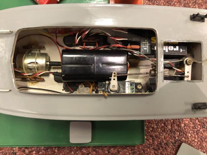 gebruikt Robbe 1035 Norderney met werkende kraan en Mowe, multiswitch decoders, ontvangers, motoren, boegschroef en geluid .