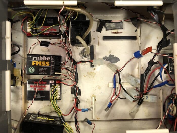 gebruikt Robbe 1035 Norderney met werkende kraan en Mowe, multiswitch decoders, ontvangers, motoren, boegschroef en geluid .
