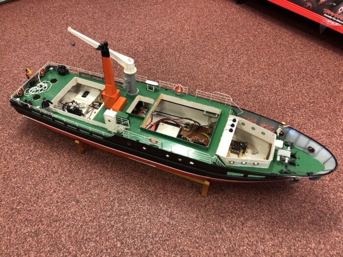 gebruikt Robbe 1035 Norderney met werkende kraan en Mowe, multiswitch decoders, ontvangers, motoren, boegschroef en geluid .