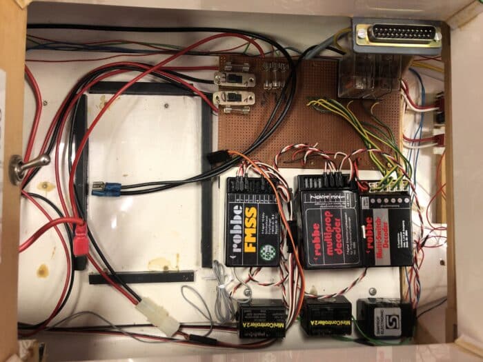 gebruikt Robbe 1035 Norderney met werkende kraan en Mowe, multiswitch decoders, ontvangers, motoren, boegschroef en geluid .