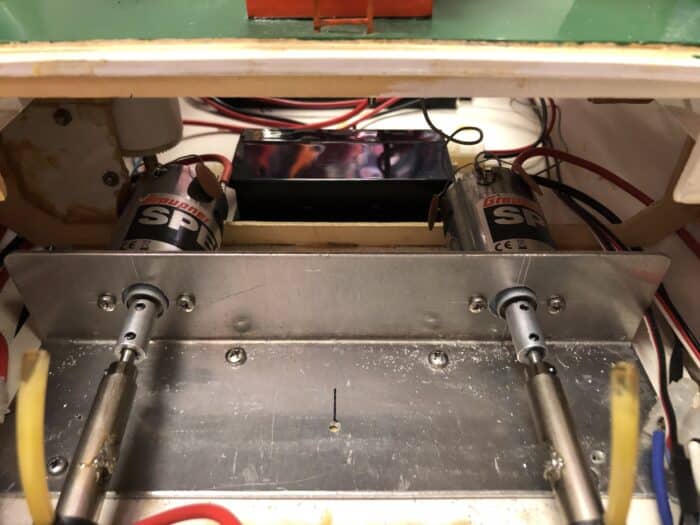gebruikt Robbe 1035 Norderney met werkende kraan en Mowe, multiswitch decoders, ontvangers, motoren, boegschroef en geluid .