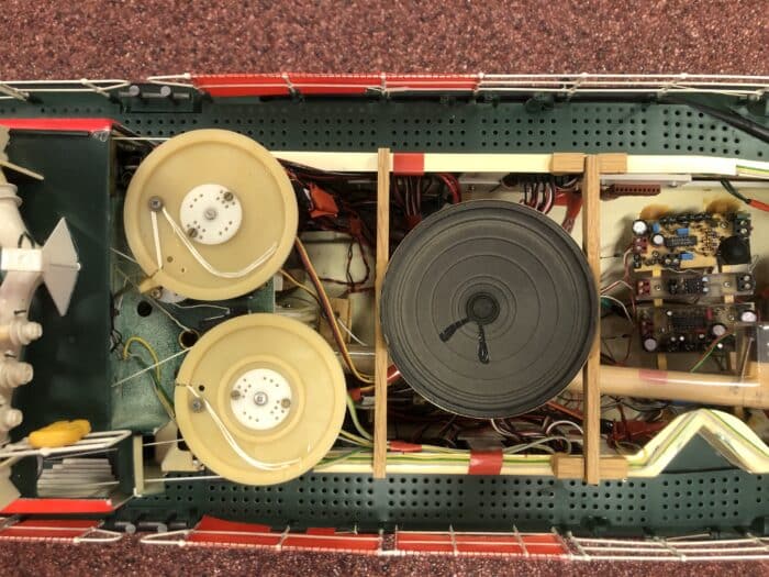 gebruikt Robbe 1150 Berlin compleet met motoren, stuurservo en boegschroef en extra's