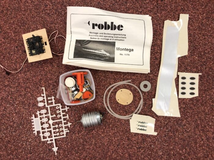 Gebruikt Robbe 1170 montega met motor, stuurservo en extra's