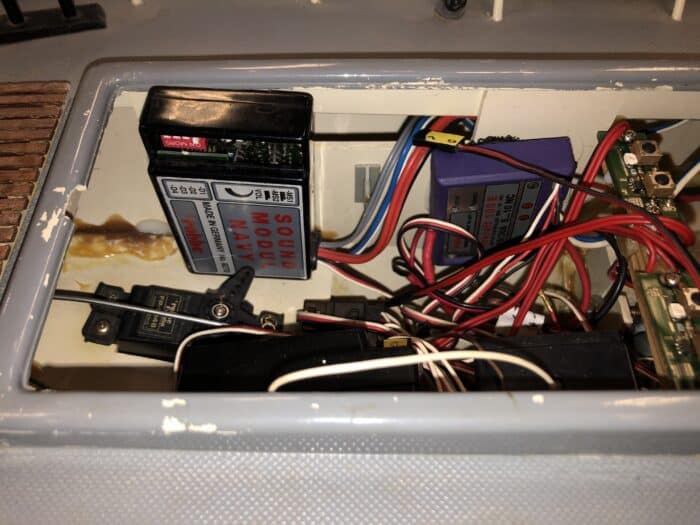 Gebruikt robbe westerhof lotse met 2 regelaren, robbe 4474 motor, boegschroef, waterpomp + kanon, sound modul, multi switch