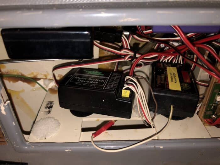 Gebruikt robbe westerhof lotse met 2 regelaren, robbe 4474 motor, boegschroef, waterpomp + kanon, sound modul, multi switch