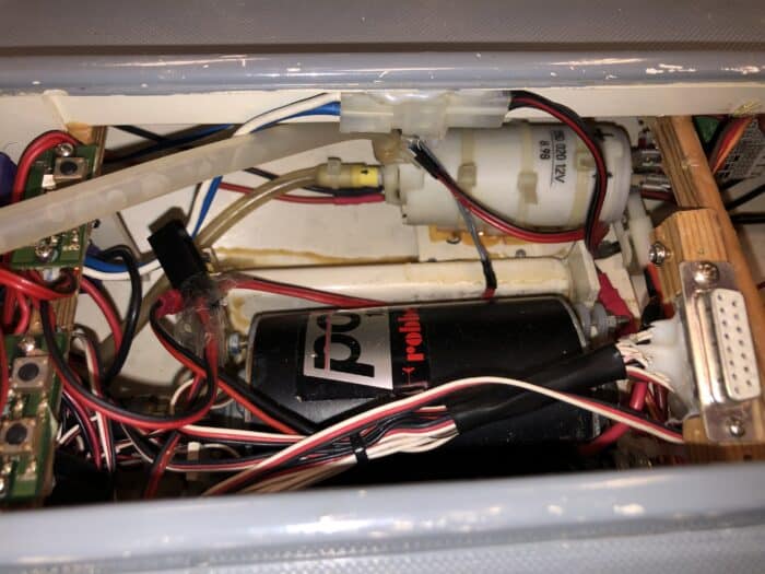 Gebruikt robbe westerhof lotse met 2 regelaren, robbe 4474 motor, boegschroef, waterpomp + kanon, sound modul, multi switch