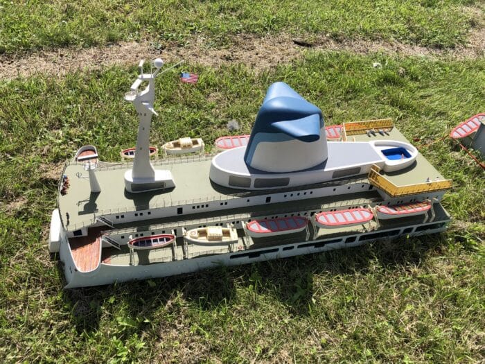 norway modelboot 3 meter lang, met motoren, cd speler, 2 graupner navy V40R, koelers en opbergkisten.