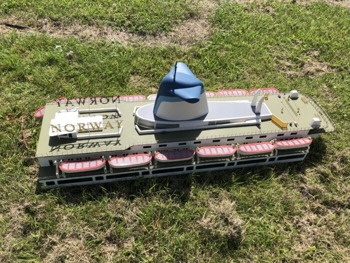 norway modelboot 3 meter lang, met motoren, cd speler, 2 graupner navy V40R, koelers en opbergkisten.