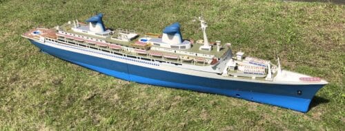 norway modelboot 3 meter lang, met motoren, cd speler, 2 graupner navy V40R, koelers en opbergkisten.