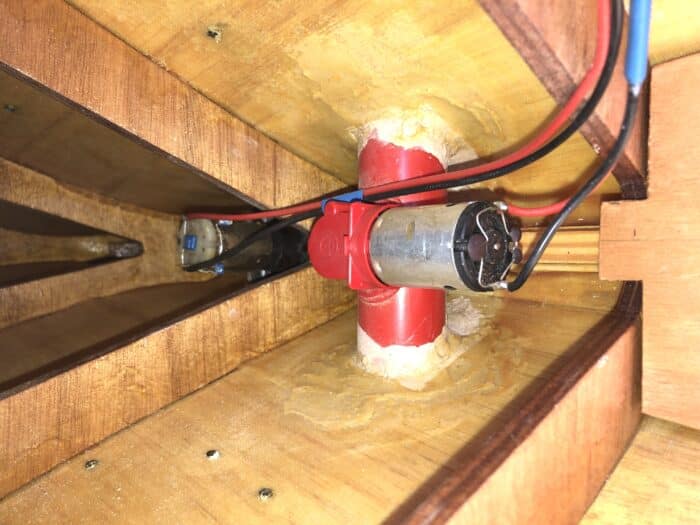 norway modelboot 3 meter lang, met motoren, cd speler, 2 graupner navy V40R, koelers en opbergkisten.