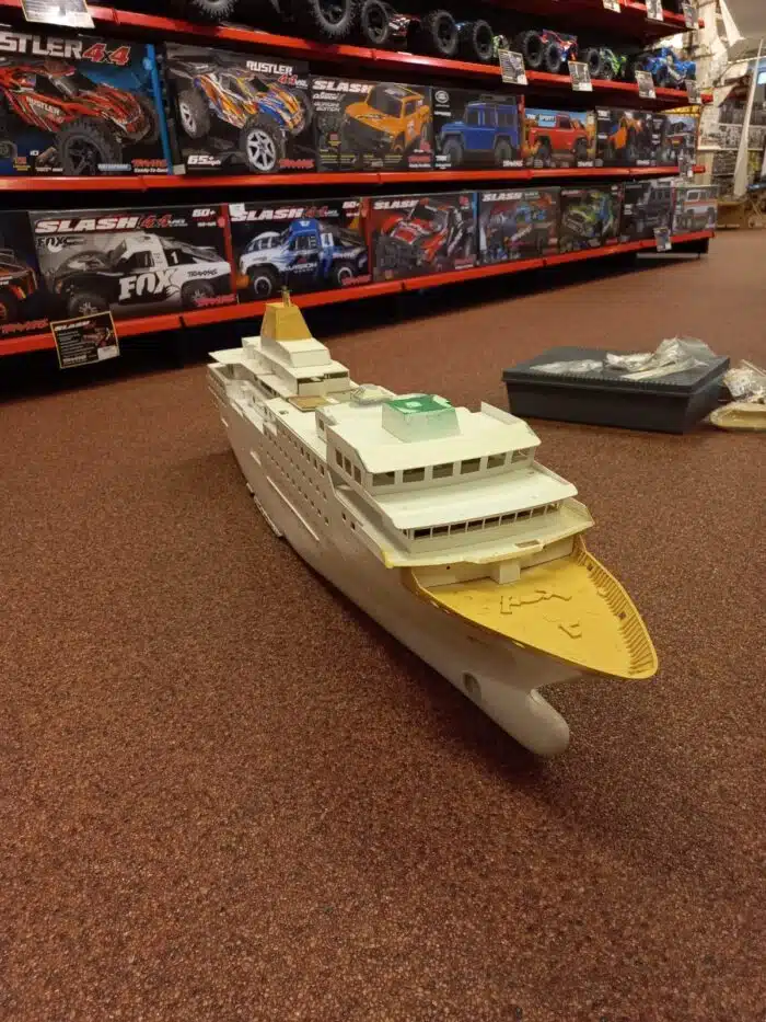 Deels gebouwde Robbe 1177 MS Hanseatic met alle toebehoren erbij