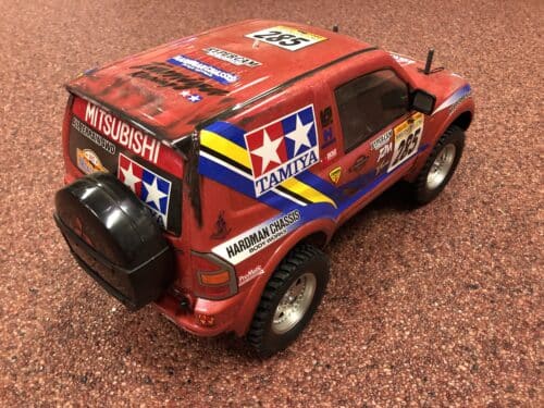 Gebouwd Tamiya 58602 Mitsubishi Pajero Rally Sport met motor en regelaar