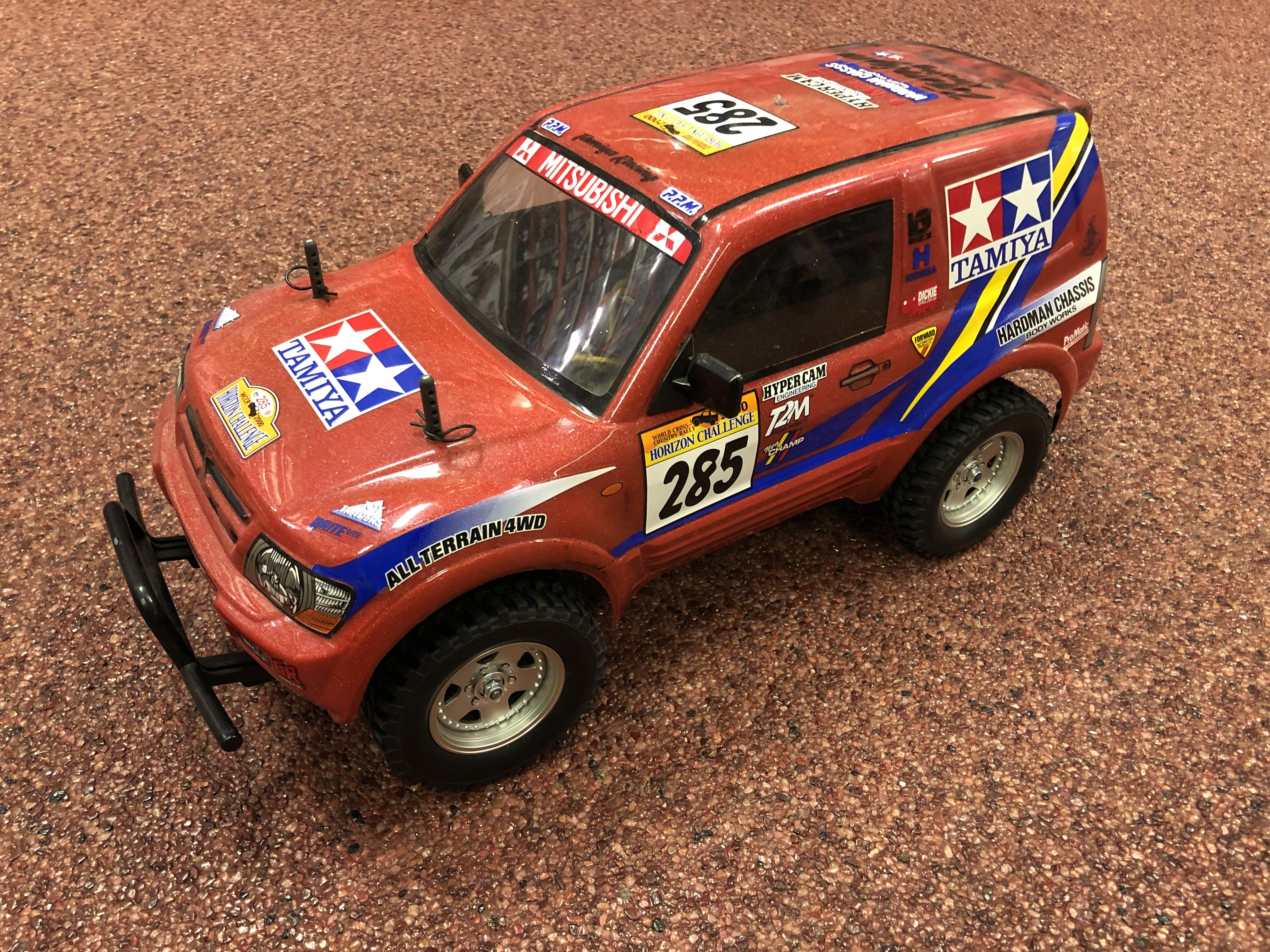 Gebouwd Tamiya 58602 Mitsubishi Pajero Rally Sport met motor en regelaar