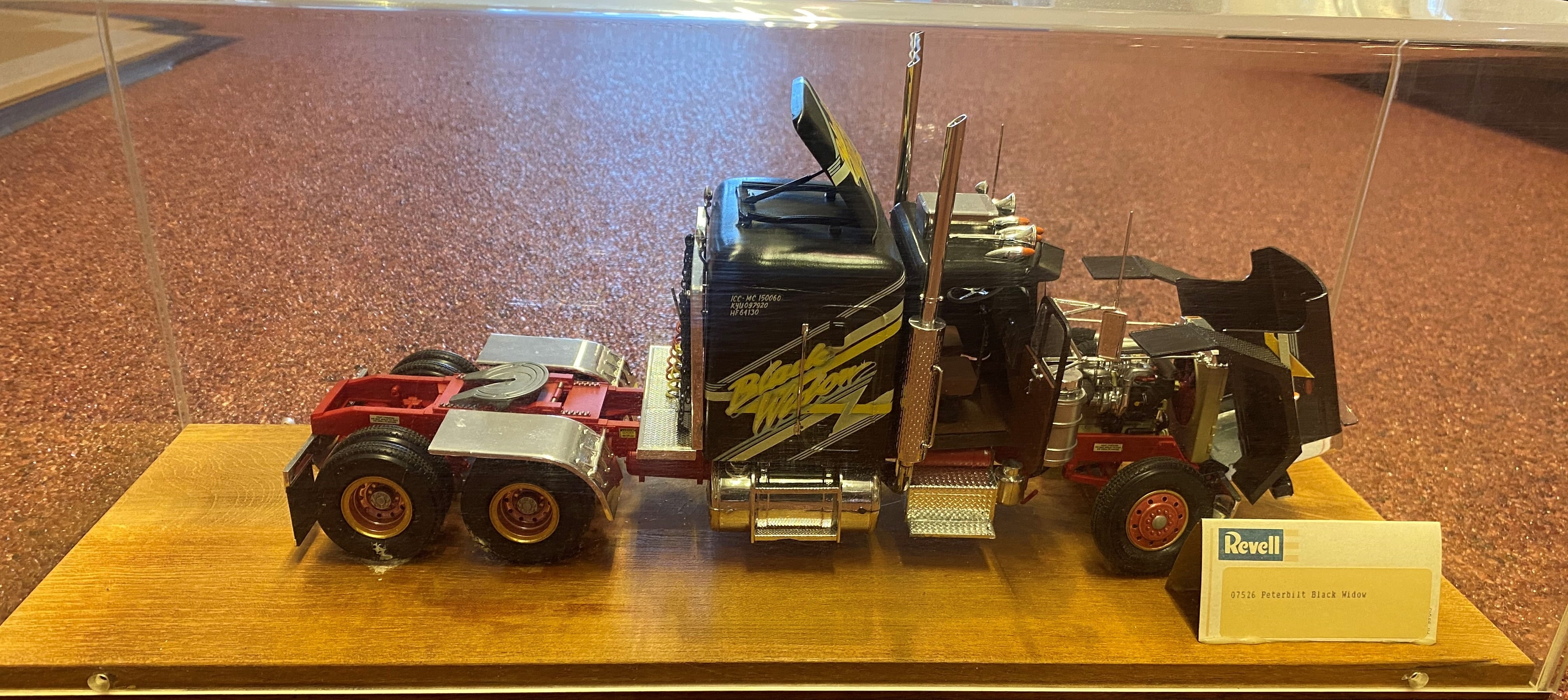 Gebouwde Revell 07526 Peterbilt Black Widow In Vitrine