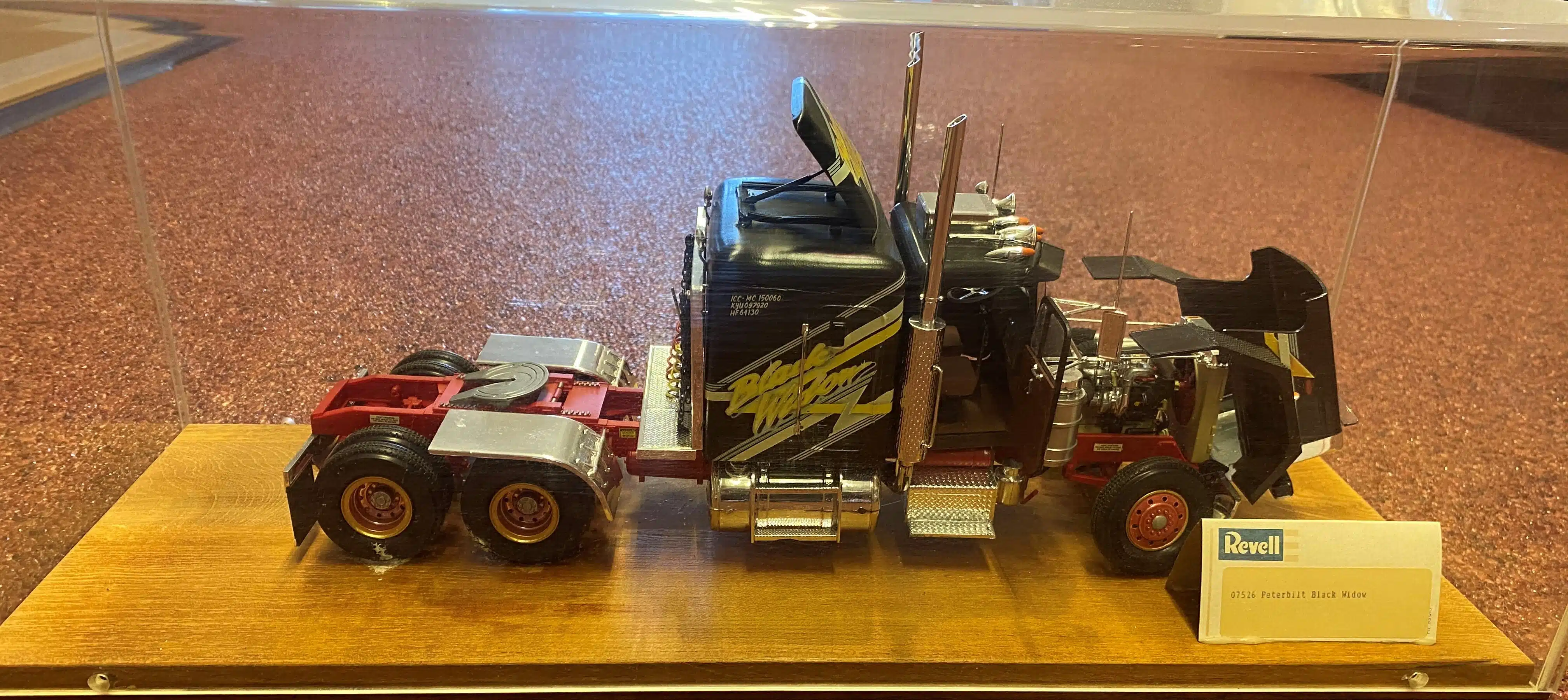 Gebouwde Revell 07526 Peterbilt Black Widow In Vitrine