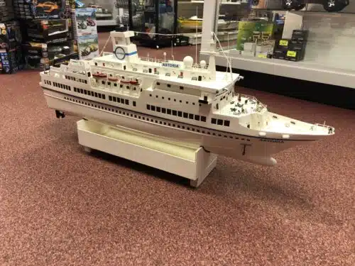Gebruikt astoria cruise schip met motoren, stuurservo ontvanger, multinaut, stoomroker, zender en koffer met extra's