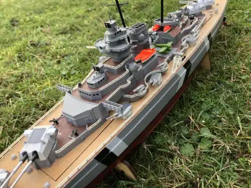 Gebruikt bismark model met motor en gfk romp, ca 90 cm lang