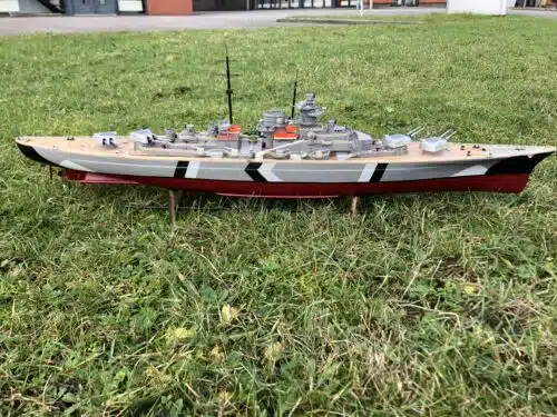 Gebruikt bismark model met motor en gfk romp, ca 90 cm lang