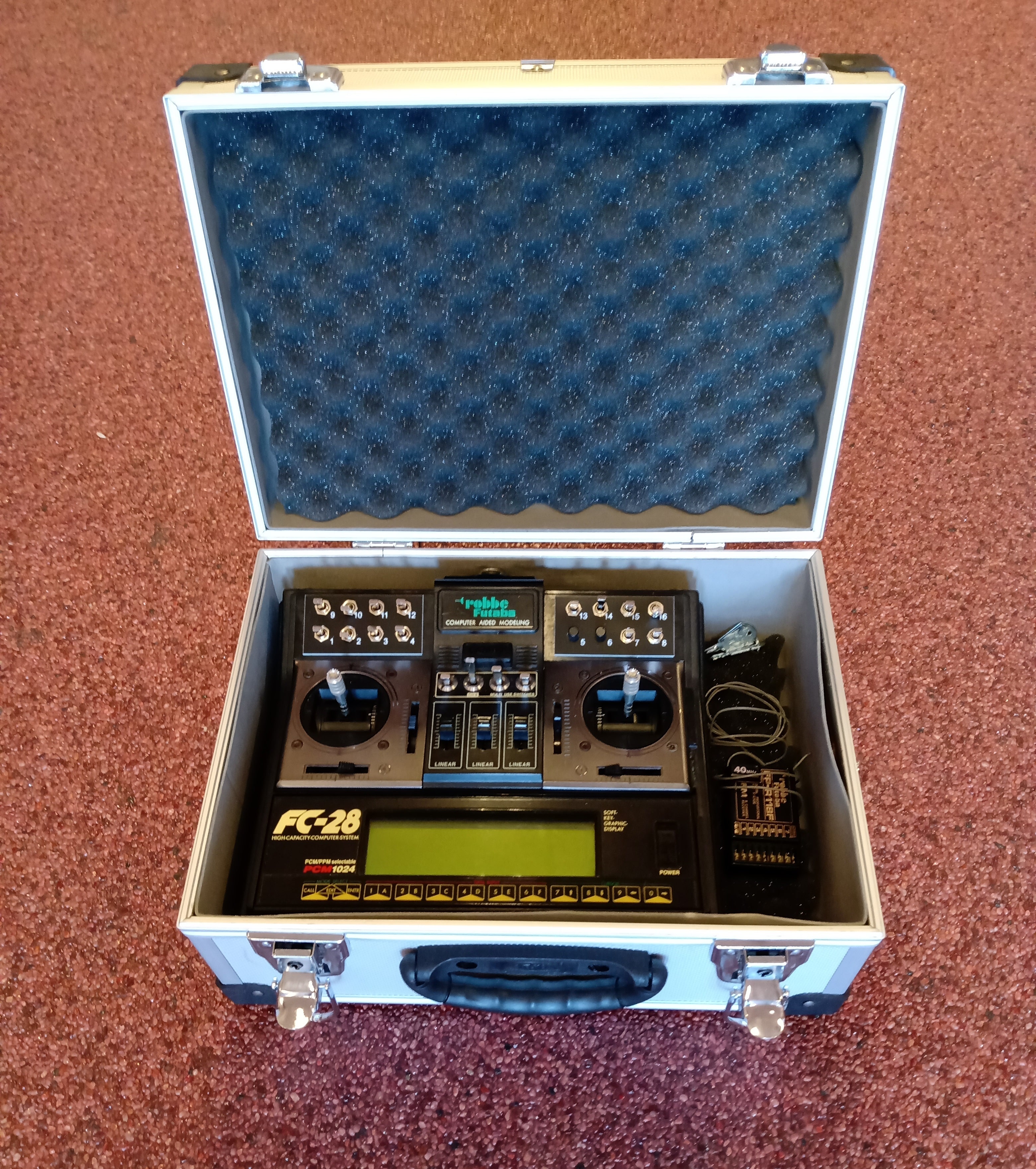 Gebruikt Robbe FC 28 40 Mhz met Robbe 8084 en Robbe 8101 Zo Goed als Nieuw