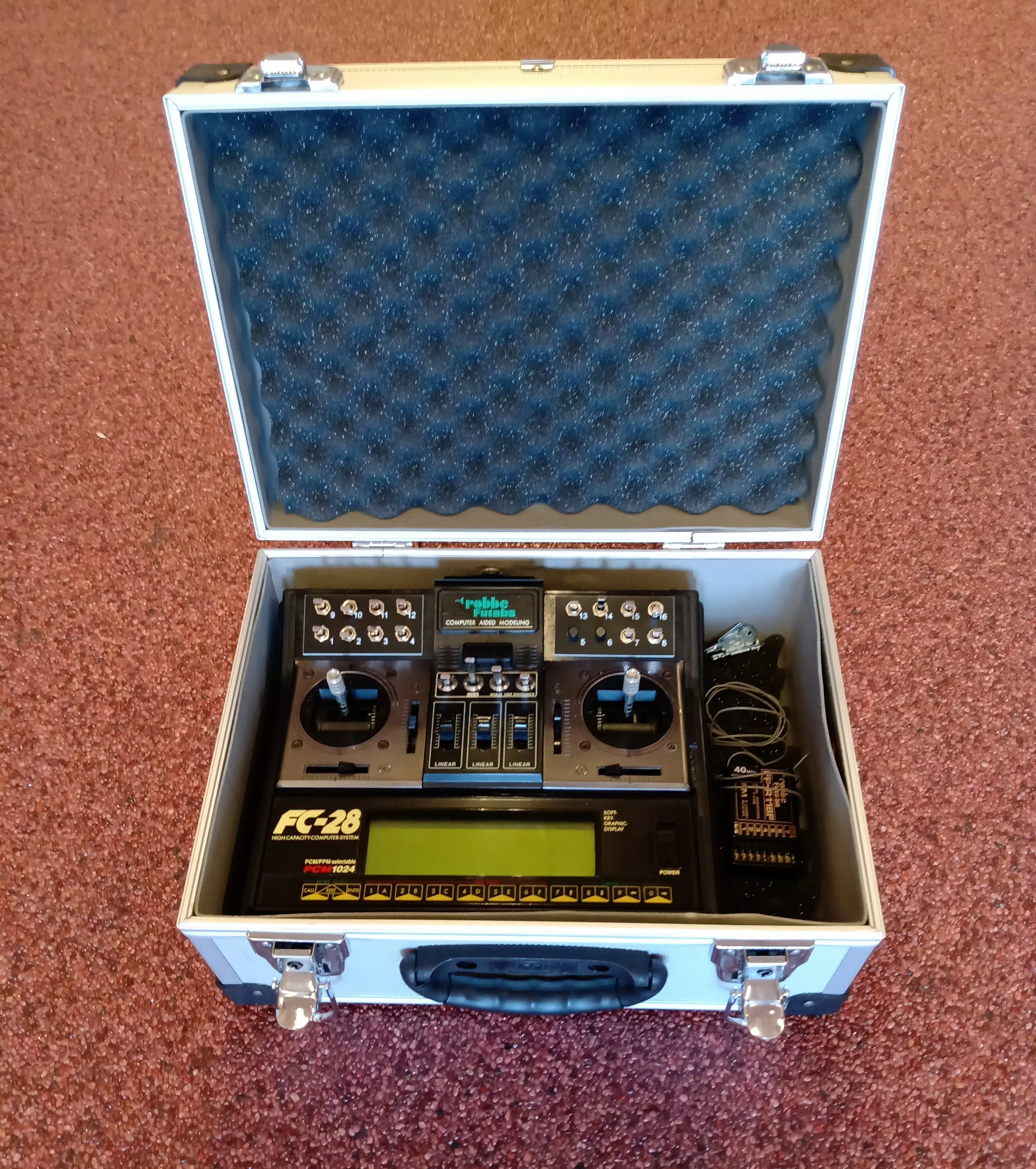 Gebruikt Robbe FC 28 40 Mhz met Robbe 8084 en Robbe 8101 Zo Goed als Nieuw
