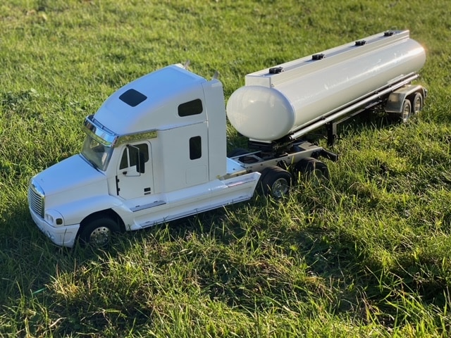 Wedico Century Freightliner wit met metalen assen, differentiëlenl en versnelling. aluminium velgen, diesel geluid, verlichting,