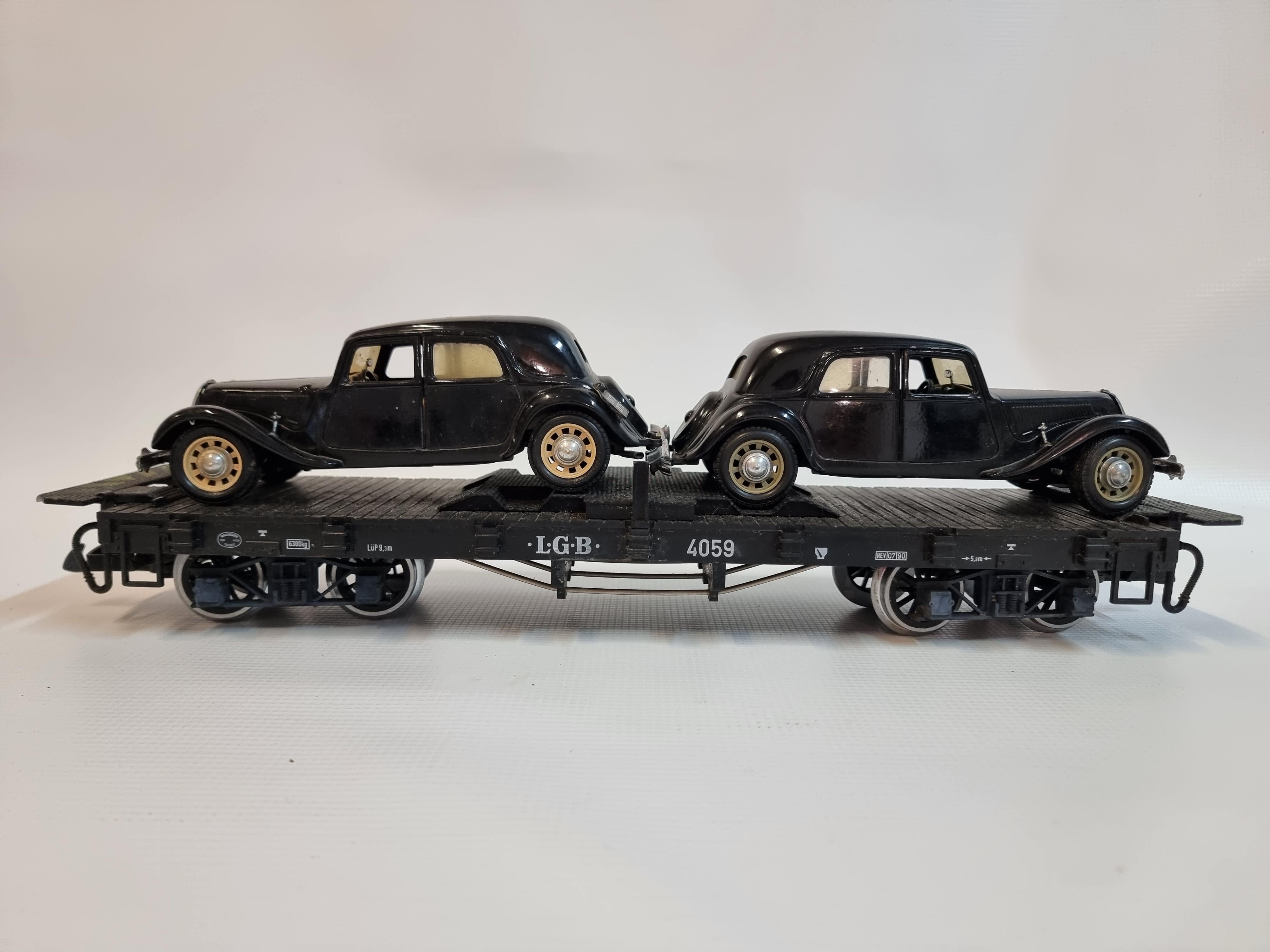 LGB 4059-1 Demo Autotransporter met 2 Citroen 15 CV auto's