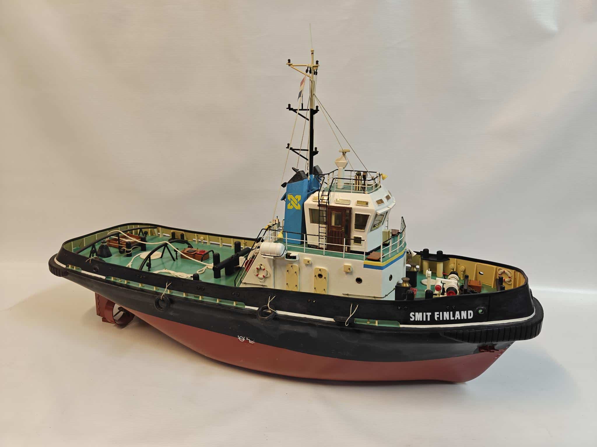 Billing Boats Smit Finland / nederland kunstof romp demo model