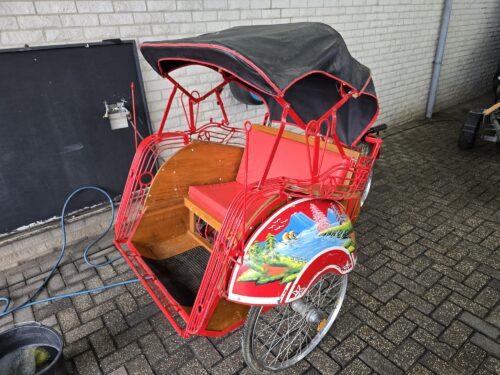 Fiets-riksja,fiets met een passagierszitje zgan.