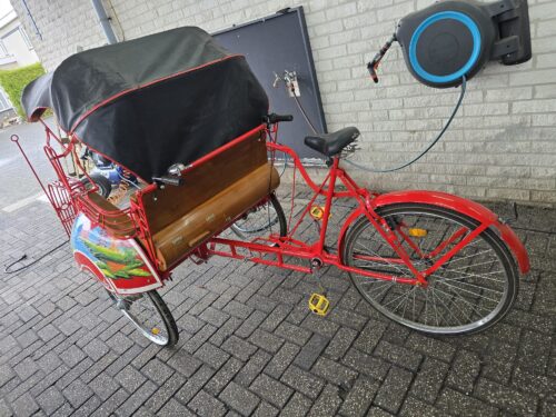 Fiets-riksja,fiets met een passagierszitje zgan.