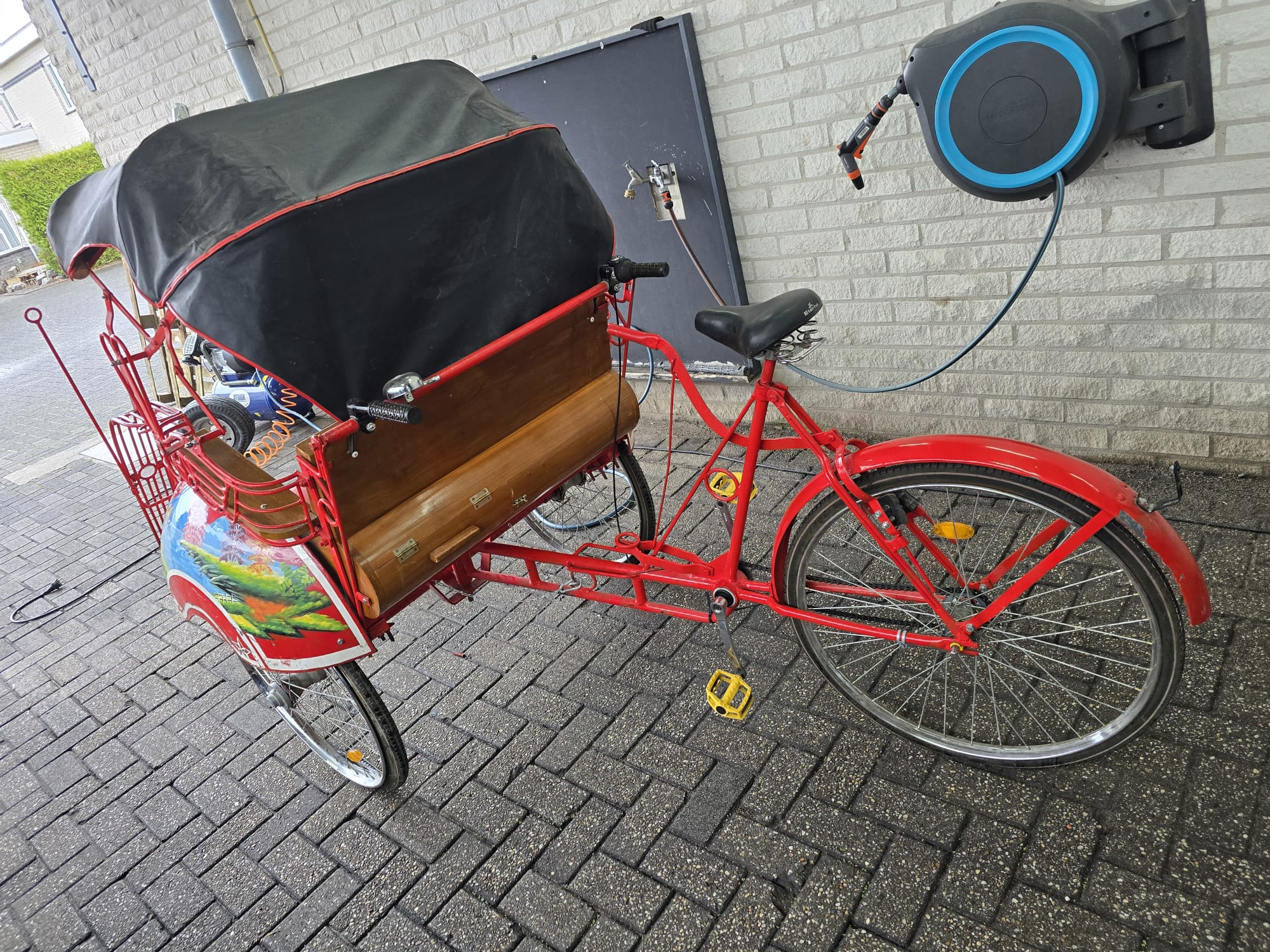 Fiets-riksja,fiets met een passagierszitje zgan.