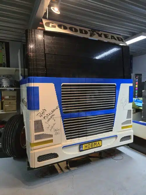 Goodyear LEGO truck op ware grootte 1:1