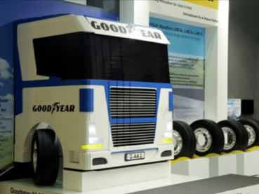 Goodyear LEGO truck op ware grootte 1:1